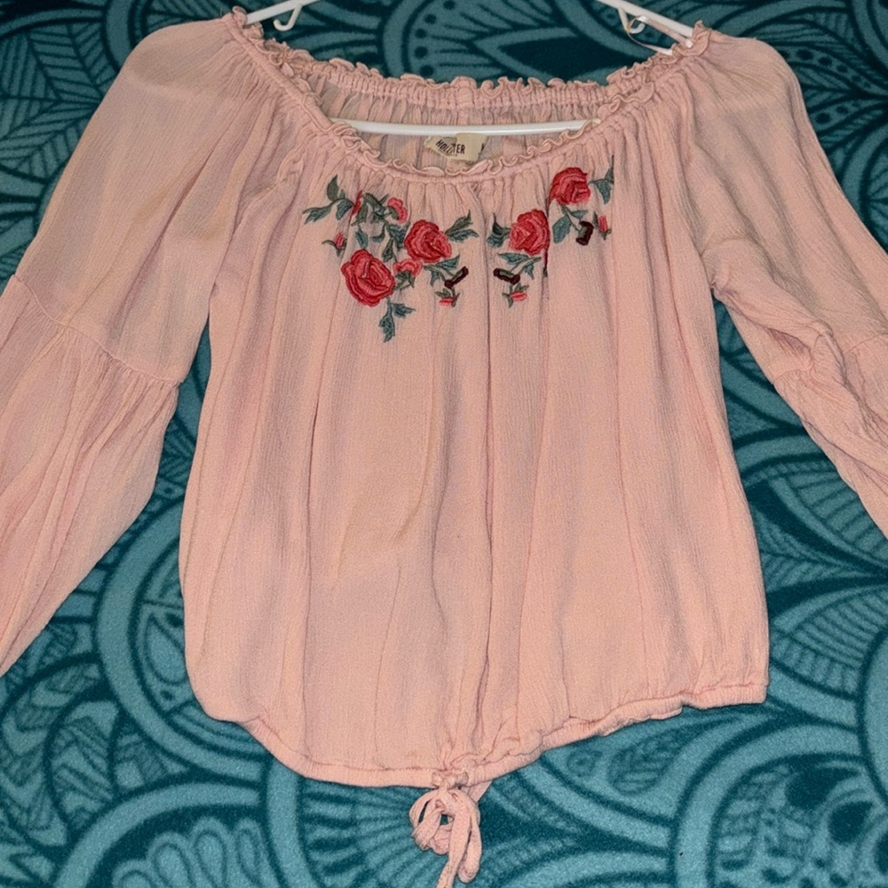 Hollister blouse pink with floral design 😍✨